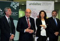 Guindos dice que Grecia necesita todavía apoyos, pero "son de naturaleza completamente distinta" a anteriores