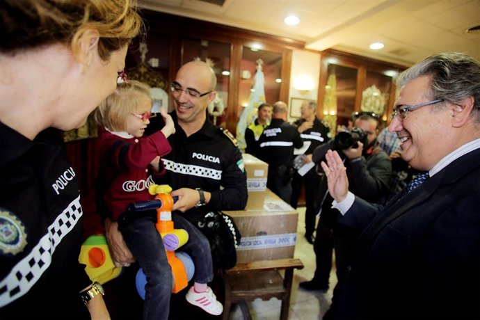 Entrega del calendario solidario.