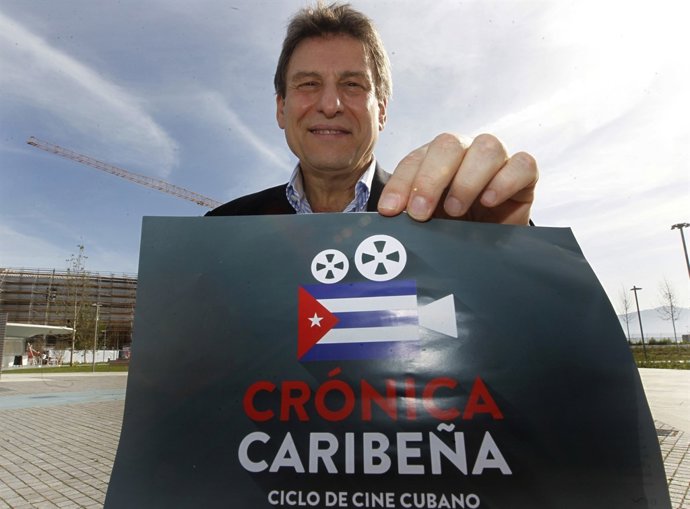 Richard Peña con el cartel del ciclo