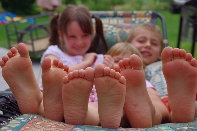 Niños enseñan sus pies