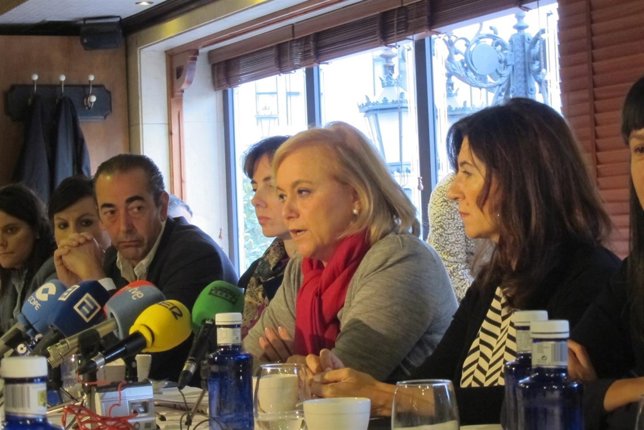 Mercedes Fernández, en el centro