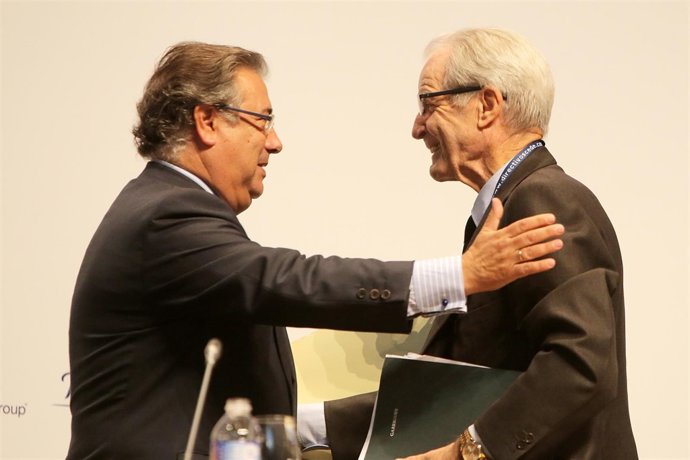 Zoido saludando a Antonio Garrigues.