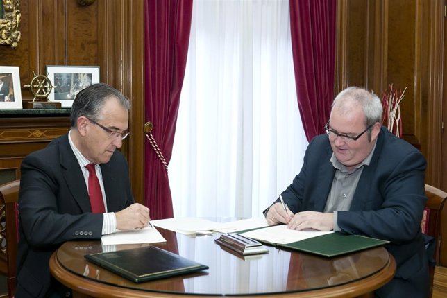 Enrique Maya y Joaquín Romero en la firma del convenio