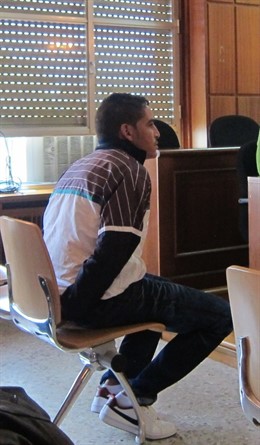 El acusado de agredir a 3 ancianas y matar a una en El Raal sentado en banquillo