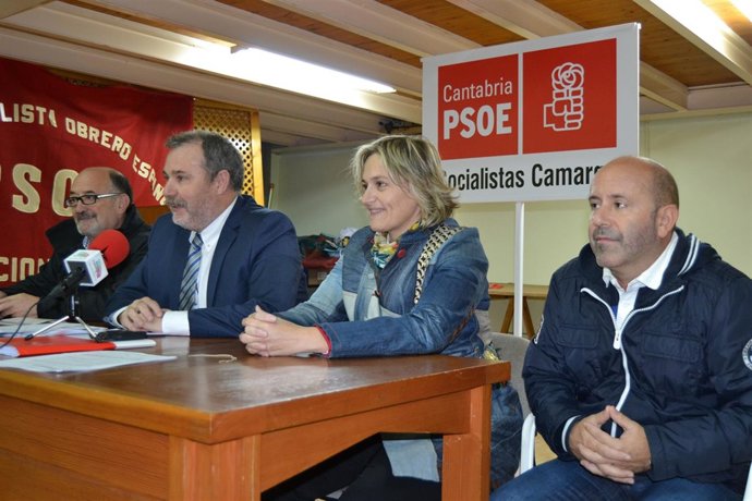 Carlos González con Esther Bolado y varios concejales del PSOE