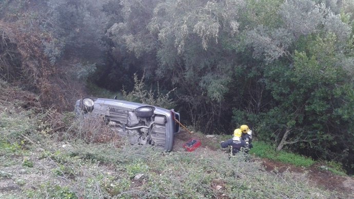 Accidente bomberos rescate terraplen barranco tráfico 