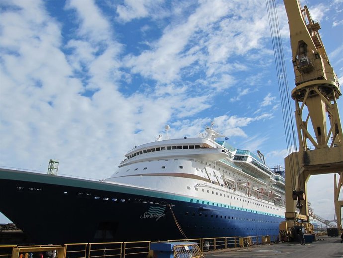 El 'Sovereign', de Pullmantur, se somete a remodelación en el astillero de Cádiz