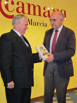 Garre recibe un galardón de manos de González