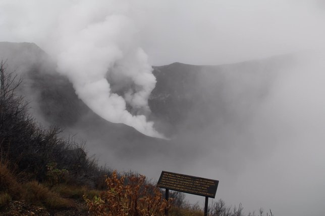 Vista del volcán Turrialba que está activo desde el pasado jueves