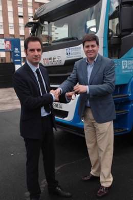 Criado y Martínez se saludan ante una de las nuevas cabezas tractoras