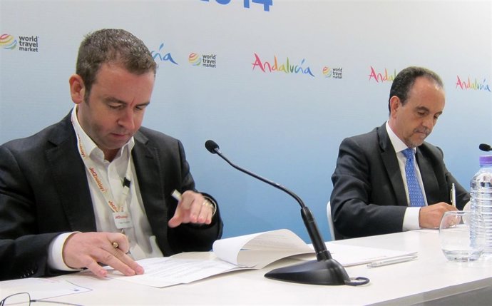 Director de touroperación de Jet2holidays.Com, Peter Kearns, y Rafael Rodríguez