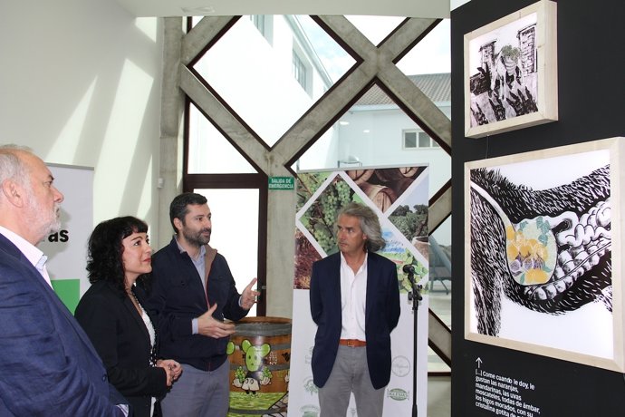 La diputada de Cultura, Elena Tobar, en la exposición 'Platero come uvas'.