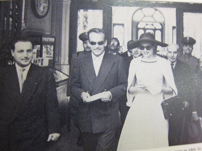 Una image de Rainiero y Grace Kelly en una visita al González Martí 