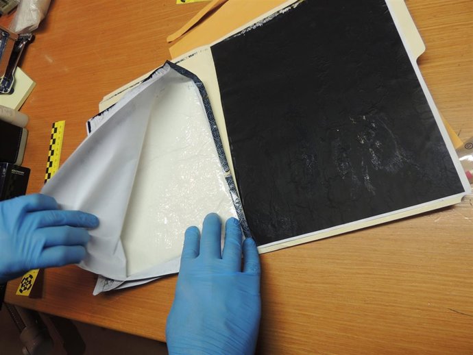 Momento de la apertura de uno de los sobres