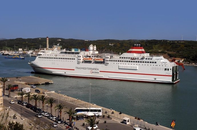 Crucero de Transmediterranea en el puerto de Mahón