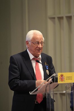 El padre Ángel recibe la Medalla de Oro del Mérito al Trabjo