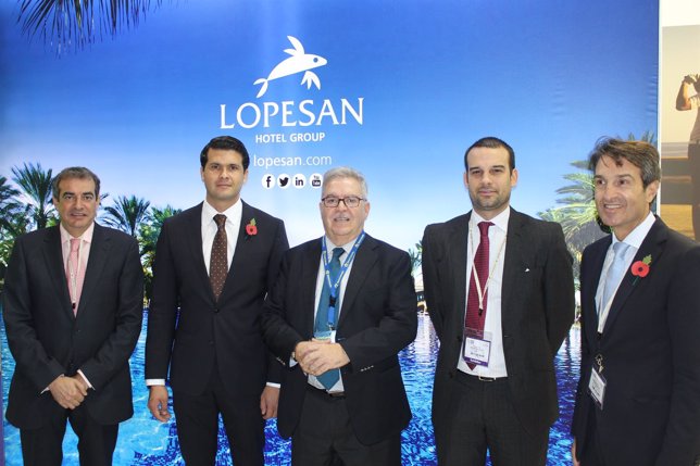 Representantes de Lopesan Hotel Group con el presidente del Cabildo grancanario