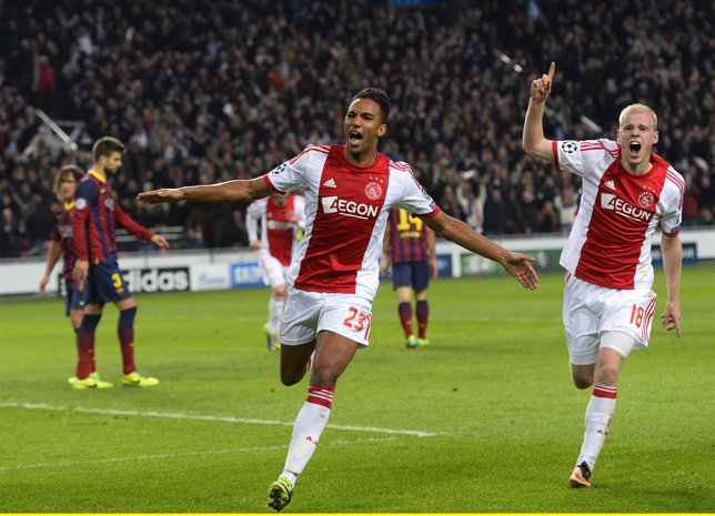 Hoesen, del Ajax, celebra un gol ante el FC Barcelona