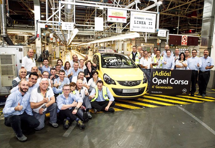 Trabajadores y directivos de Opel España.