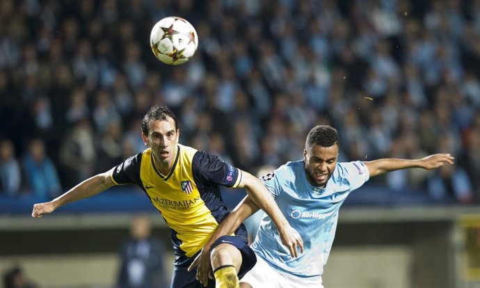 Godín pelea con un rival del Malmoe