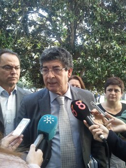 Diego Valderas, hoy ante los medios