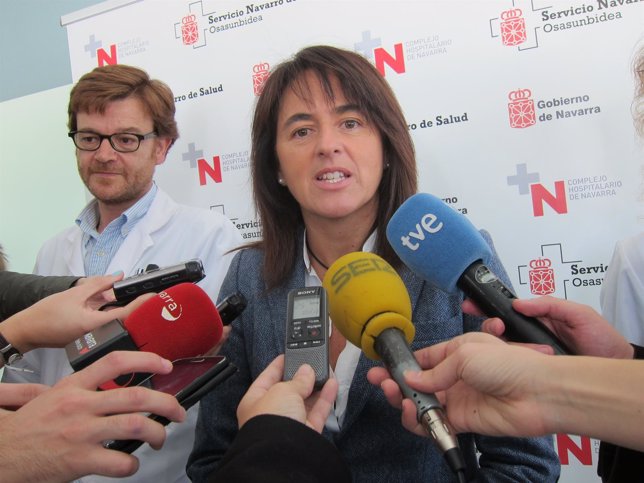 Marta Vera atendiendo a los periodistas