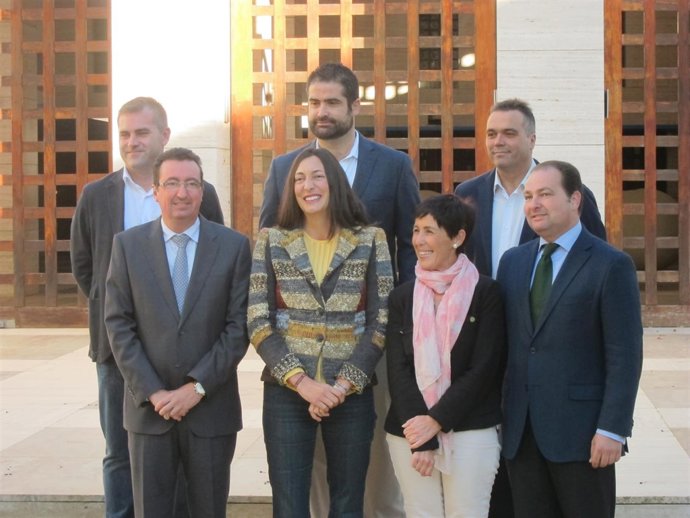 En el centro, la secretaria general del PP-A, Dolores López. 