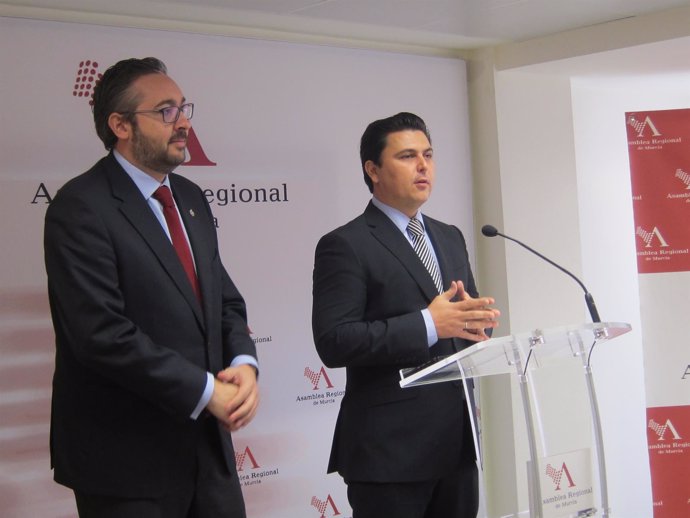 José Miguel Luengo junto con Víctor Manuel Martínez en rueda de prensa