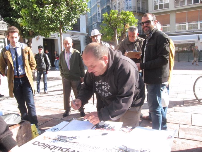 Ciudadano firma en mesas desplegadas por PCA por derecho a decidir mariscal