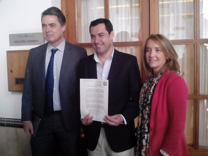 El presidente del PP-A, Juanma Moreno, con Carlos Rojas y Macarena O'neill