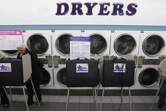 Votando en una lavandería para las elecciones de Estados Unidos