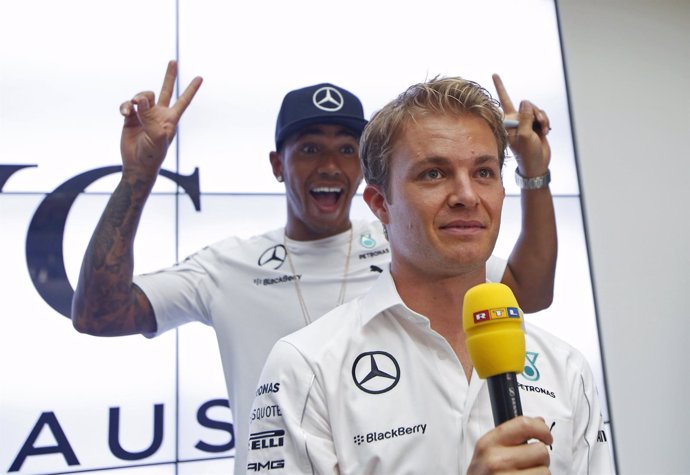 Nico Rosberg con Hamilton bromeando a su espalda