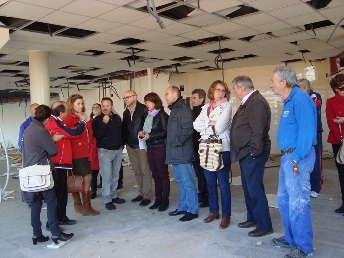 Miembros del PSOE de Jaén y vecinos de Valdeastillas visitan el parque acuático.