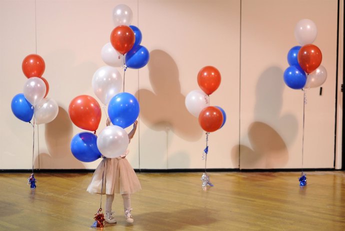 Niña jugando con globos en las elecciones midterm de EEUU