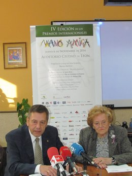 Mercedes García, presidenta de Alzheimer León, y Máximo Cayón, del jurado
