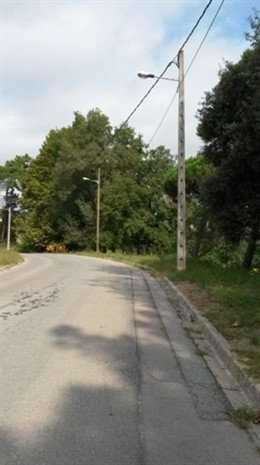 Línea de baja tensión en Maçanet de la Selva (Girona)