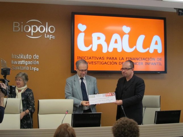 El director del ISS y el padre de Iraila durante la firma del convenio