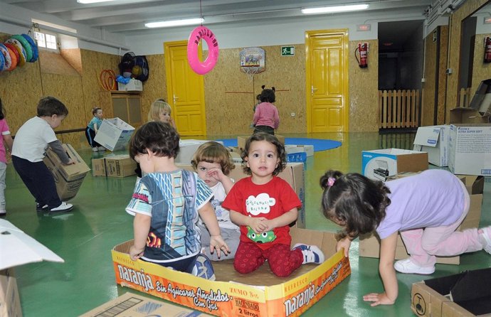 Ninños jugando en una guardería
