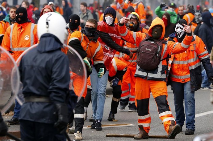 Miles de manifestantes protestan en Bruselas por los recortes del gobierno.