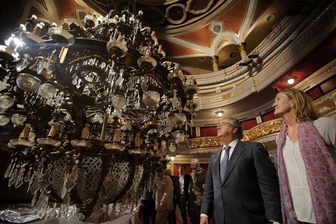 El Ayuntamiento adecenta la lámpara del Lope de Vega