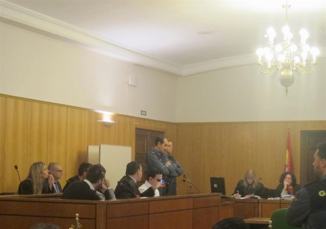 El banquillo con los neonazis y sus abogados durante el juicio.