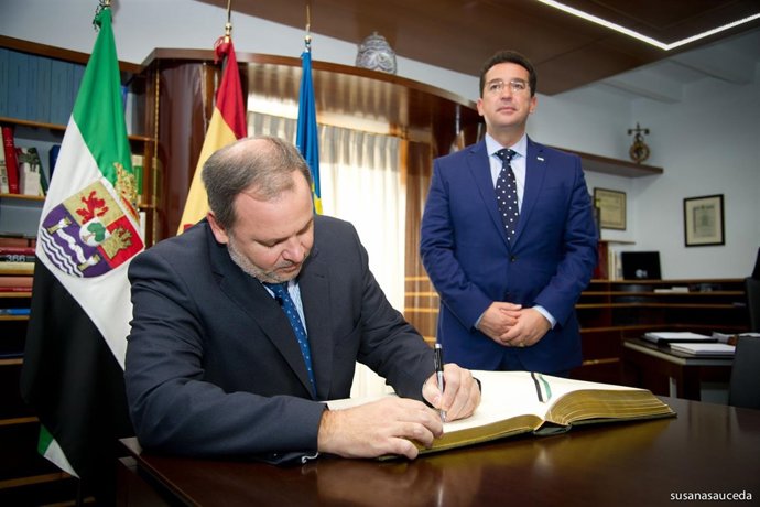 Fernando Manzano y embajador de Cuba