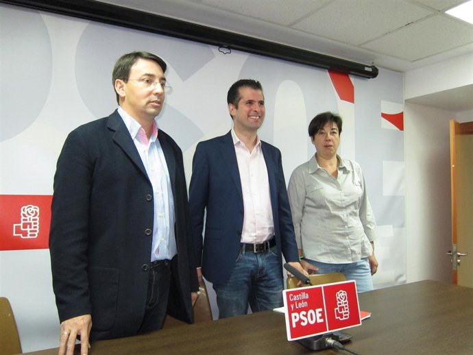 Luis Tudanca (centro) en el PSOE de Salamanca