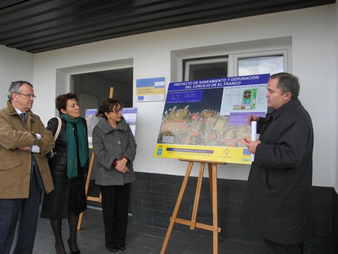 La consejera de Fomento, Belén Fernández, en el centro