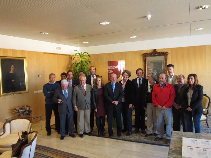 Ganaderos y alcaldes junto al presidente de la Diputación 