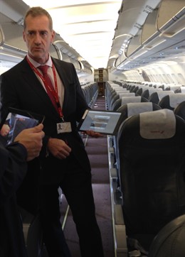 Jesús Elices con la 'tablet' presentando la cartera de vuelo electrónica