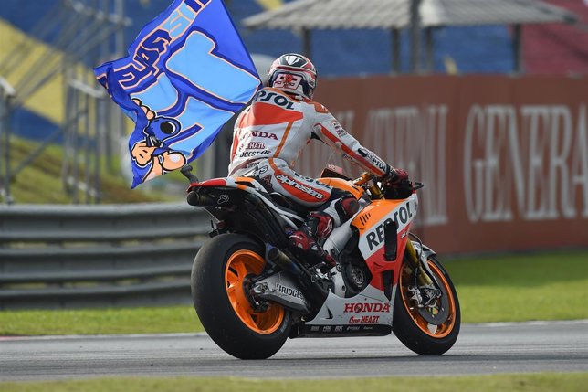 Marc Márquez celebra su victoria en Sepang con una bandera con el 12