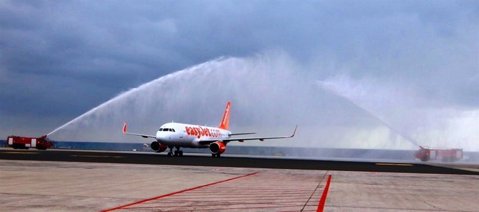 Arco de bienvenida a un avión de easyJet en Lanzarote
