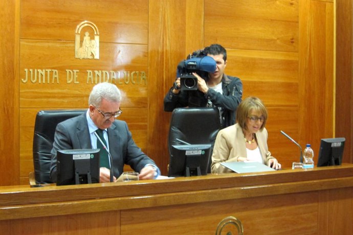 Jiménez Barrios, junto a Purificación Gálvez, en la entrega de resoluciones.