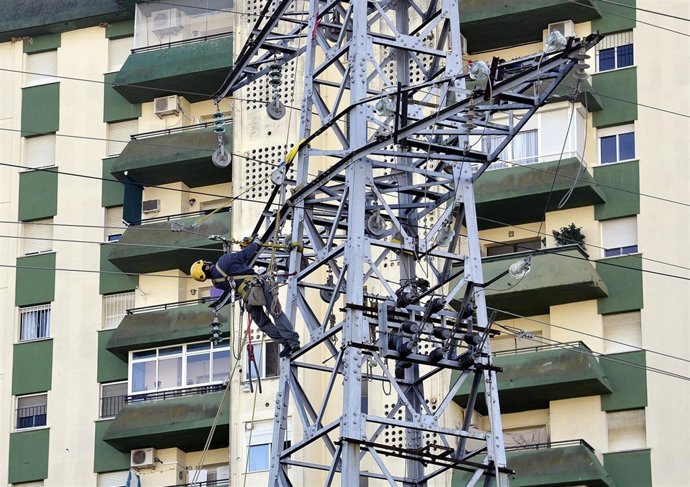 Desmontaje de torres de alta tensión en Jerez